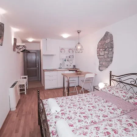 Pia Apartment