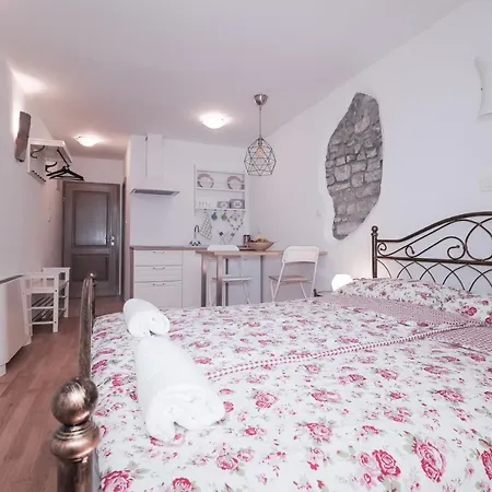 Pia Apartment *