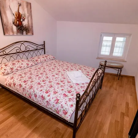 Pia Apartment *
